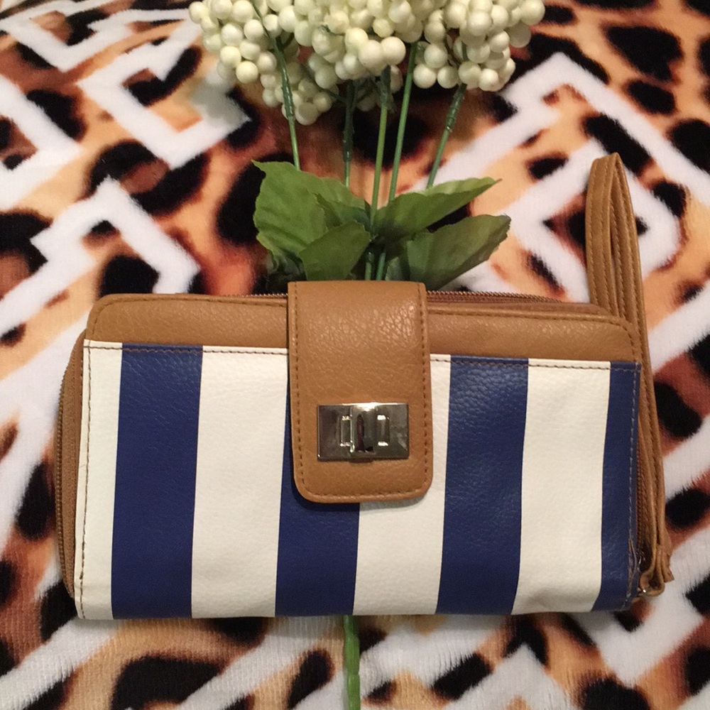Wallet OR wristlet OR Clutch